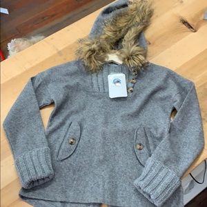 Adorable wool sweater with faux fur collar